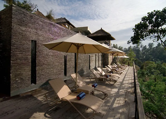 Resort Kamandalu 5*